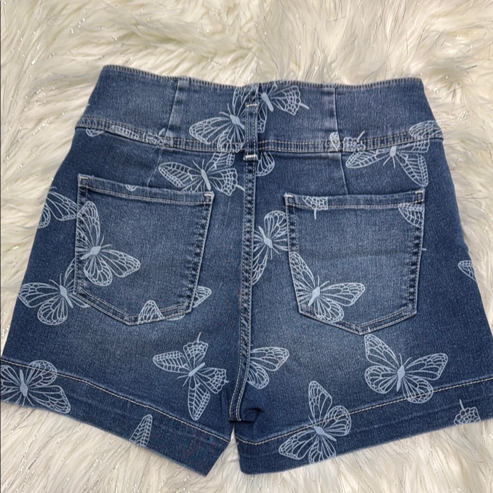 🦋 No Boundaries Butterfly Print Jean Shorts – Size 9 (Fits Like 7) 💙🤍 - Picture 4 of 6